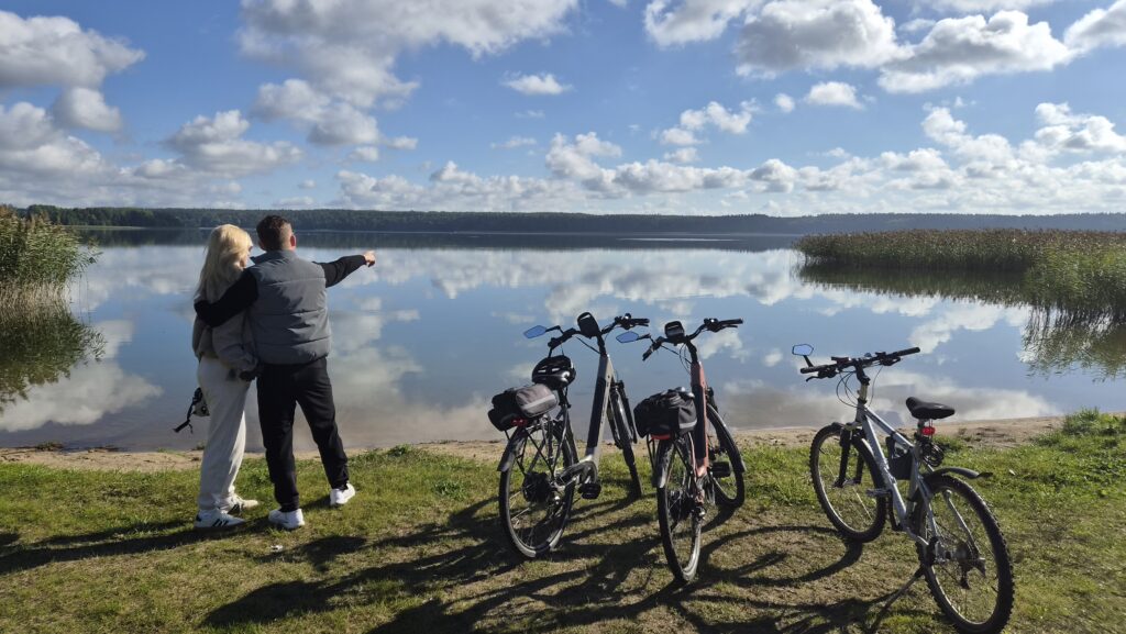 Rowerzyści nad jeziorem Łańskim podczas wycieczki rowerowej z Plusk do Orzechowa